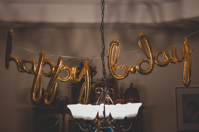How to Say Happy Birthday in Thai? (With Wishes & Responses)