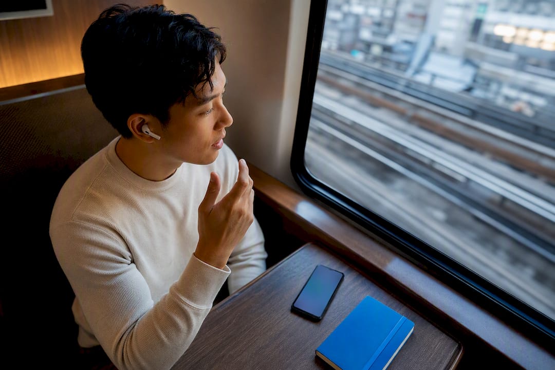 Adult practising Thai listening on commute
