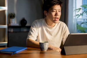 Beginner practising Thai tones with audio